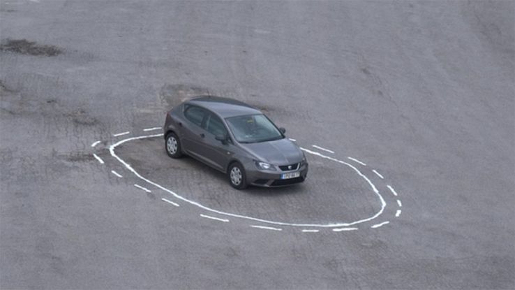 Auto a guida autonoma, basta un cerchio bianco per bloccarle. Video