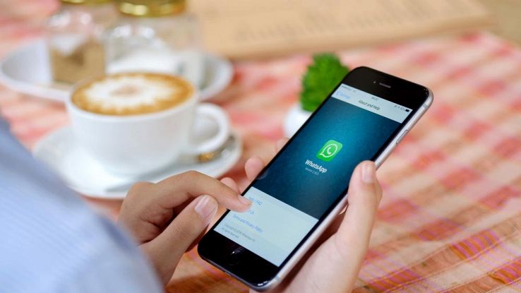 WhatsApp si arrende agli utenti: ritornano gli status testuali