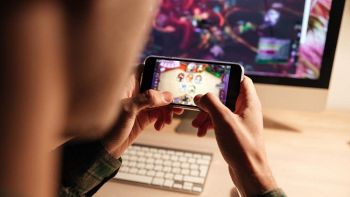 Un utente gioca ai videogame da smartphone