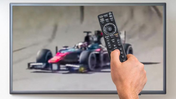 un utente guarda la F1 sulla TV