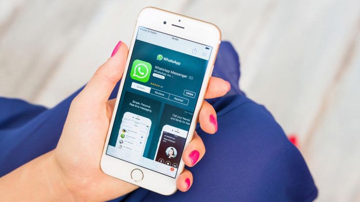 Un utente usa WhatsApp dal proprio iPhone