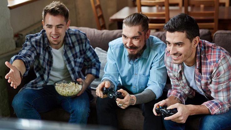 un gruppo di amici gioca ai videogame da console