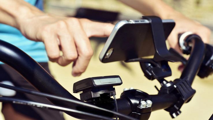 smartphone montato sul manubrio di una bici