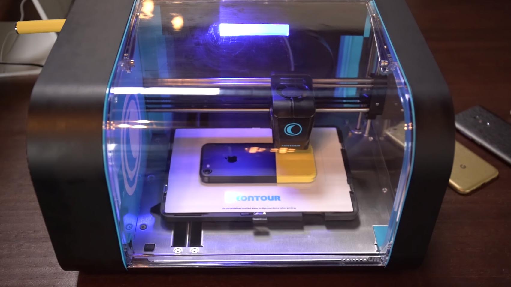 Contour, la stampante 3D che crea cover per tutti gli smartphone