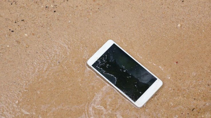 Cosa fare se il tuo smartphone cade in mare