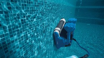 Dolphin, il robot che pulisce la piscina, pareti comprese