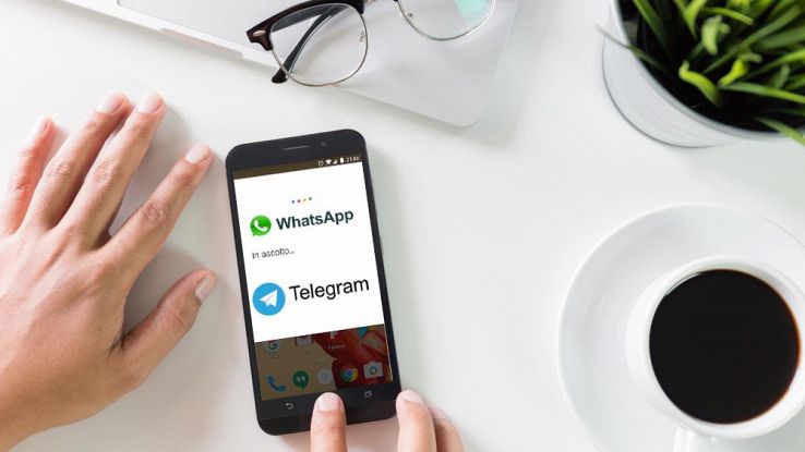 Smartphone con Telegram e Whatsapp