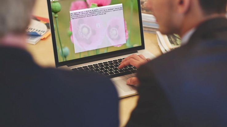 Macbook con finestra del Terminale aperta