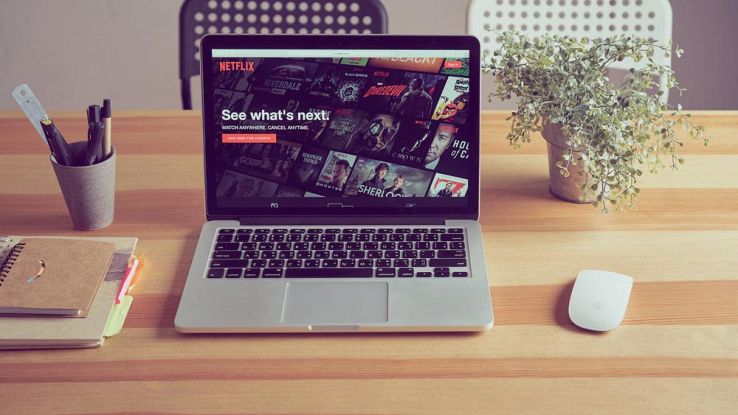 Un computer su una scrivania connesso sul sito Netflix