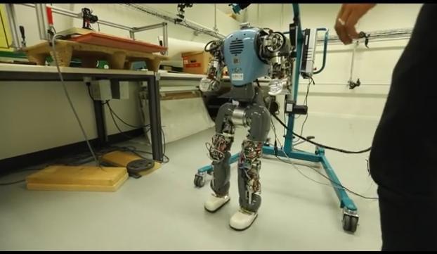 Robot camminano come l'uomo