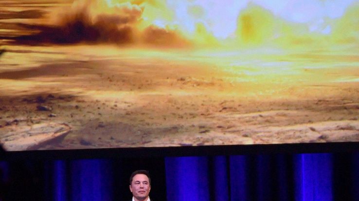 Musk, da Parigi a New York con un razzo