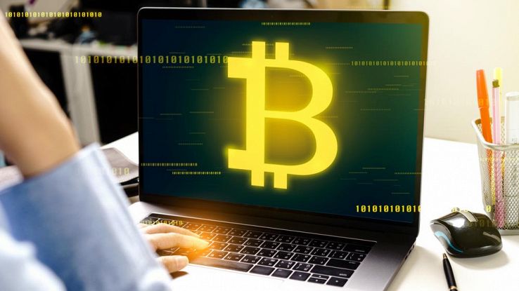 lo stemma Bitcoin sullo schermo di un PC