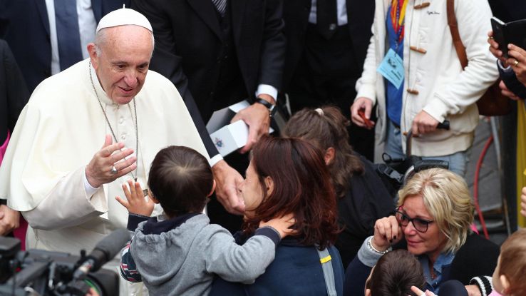 27973d1af6fcc302f7fd7932a28f2480.jpg Papa: non sottovalutare violenza online