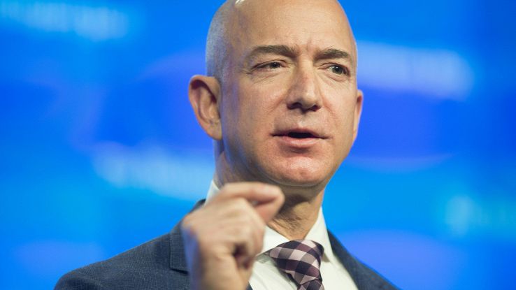 Bezos vara parco eolico su una turbina