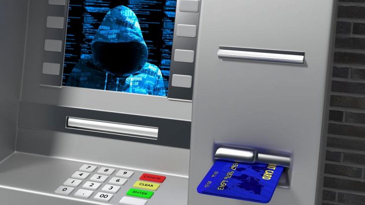 l'immagine di un uomo incappuciato appare nello schermo di un bancomat