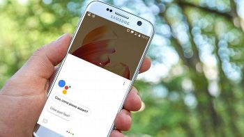 Un utente fa una ricerca vocale con Google Assistant