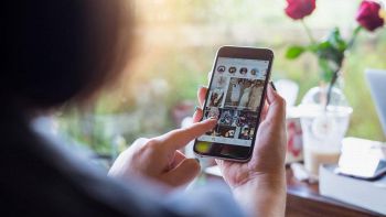 Una donna usa Instagram dal proprio smartphone