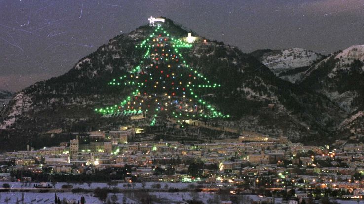 AstroPaolo ha acceso l'albero di Gubbio