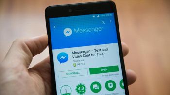 Un utente usa Messenger sul proprio smartphone