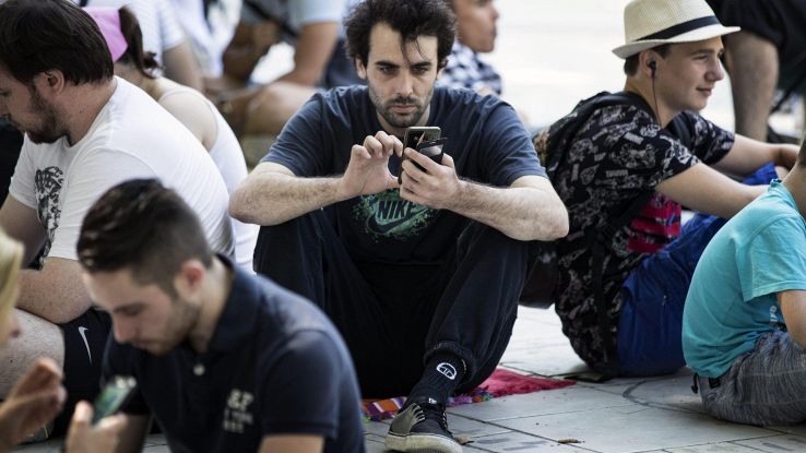 Teenager incollati a smartphone e tristi