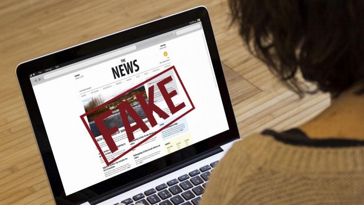 L'icona fake news su una pagina Facebook