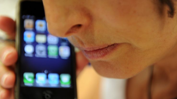 Telefonino compagno notte,web è malattia