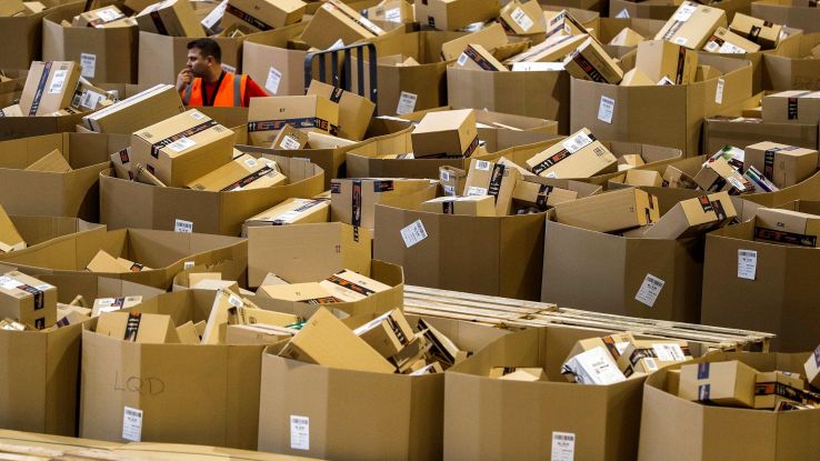 Amazon, bracciali per monitorare staff