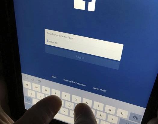 Spunta documento Facebook, 'crescita a qualunque costo'