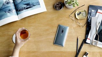 il nuovo smartphone Sony Xperia X2 Premium su una scrivania da lavoro
