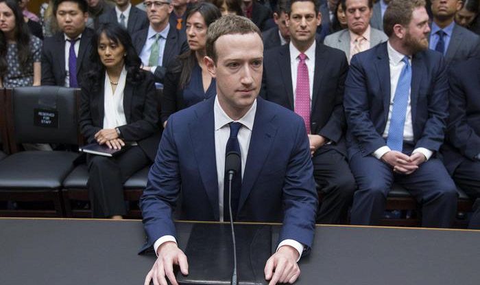 Zuckerberg rivela: 'Anche i miei dati a Cambridge Analytica'