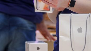 Apple: stampa,taglia produzione iPhone X