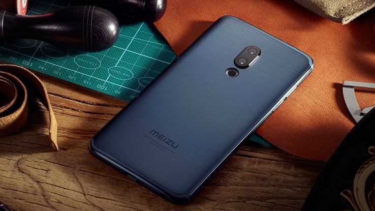 Un primo piano del nuovo smartphone Meizu M15 sopra una scrivania da lavoro