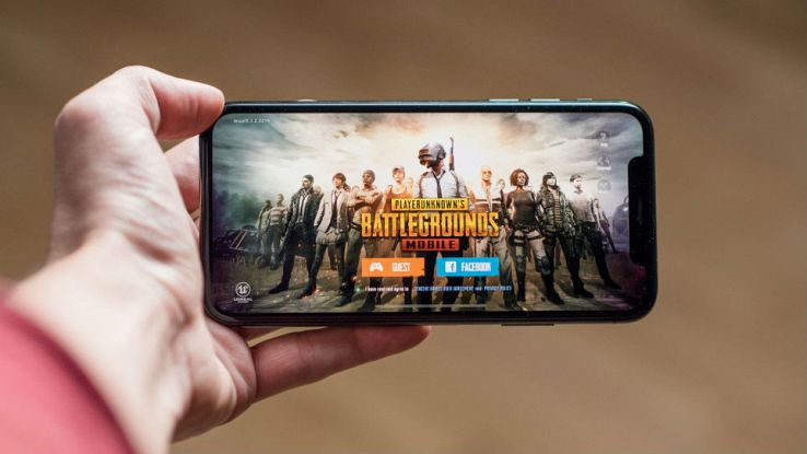 Un utente gioca a Battlegrounds sul proprio smartphone