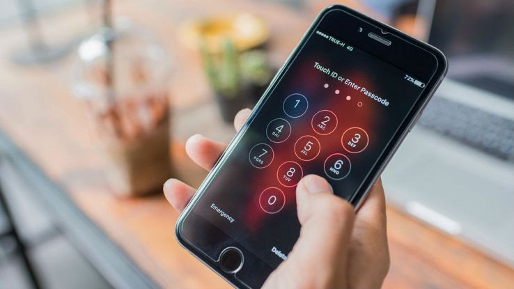 Un utente sblocca il proprio iPhone inserendo il codice numerico