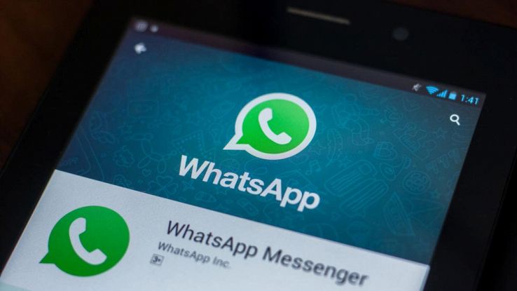 Uno smartphone con il logo di WhatsApp in primo piano