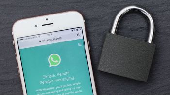Un lucchetto e uno smartphone su una scrivania