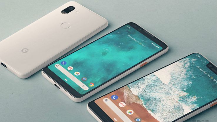 Tre smartphone Android su un tavole, due girati sulla parte anteriore e uno su quella posteriore