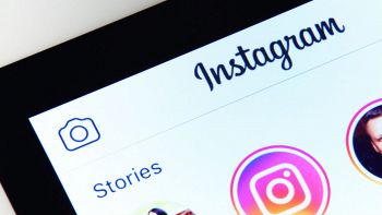 Primo piano dell'icona di Instagram Storie nello schermo di un tablet