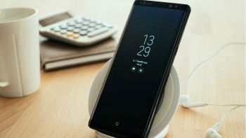 Un samsung Galaxy Note 8 su una scrivania