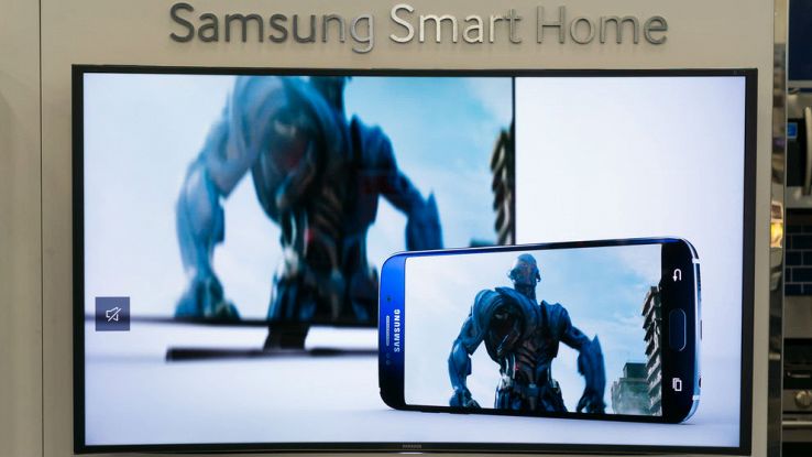 Un primo piano di una smart tv Samsung con uno smartphone e un mostro sullo schermo