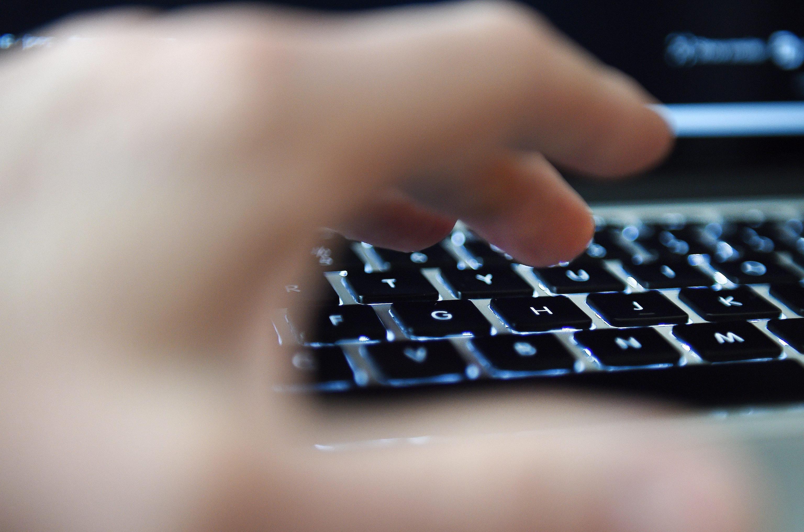 Ong a Facebook, censura più trasparente