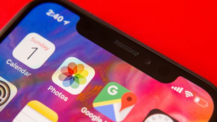 Primo piano dello schermo con notch dell'iPhone