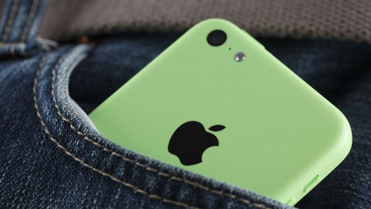 Un iPhone inserito in una tasca di un jeans