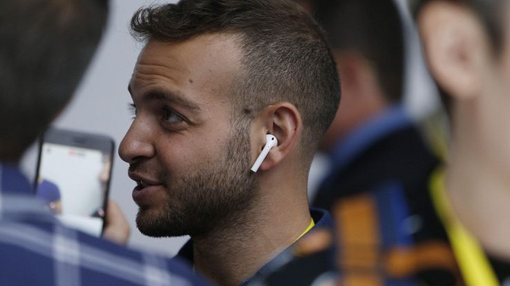Apple, AirPods come protesi acustiche