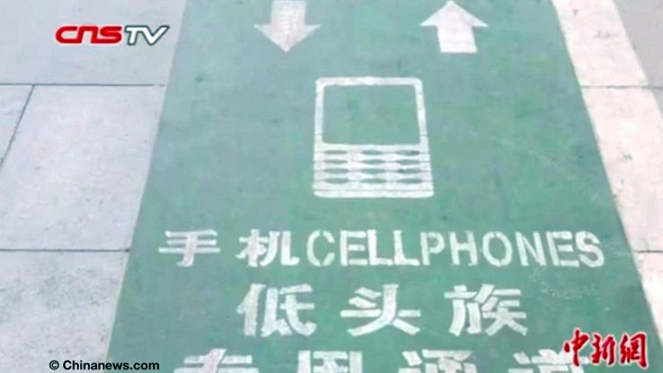 In Cina corsia per pedoni con smartphone