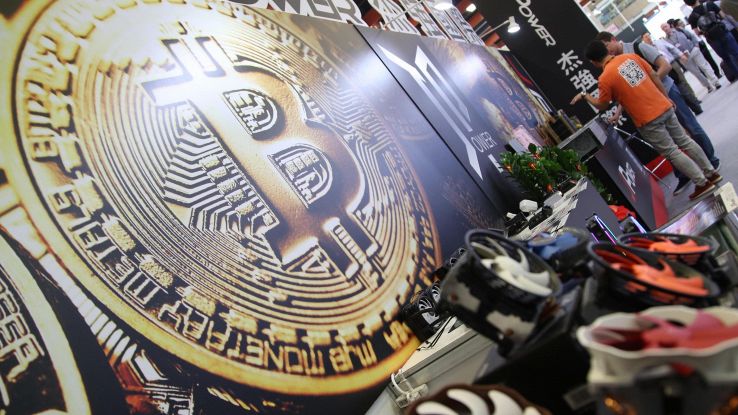 Bannon appoggia Bitcoin, colpo a banche