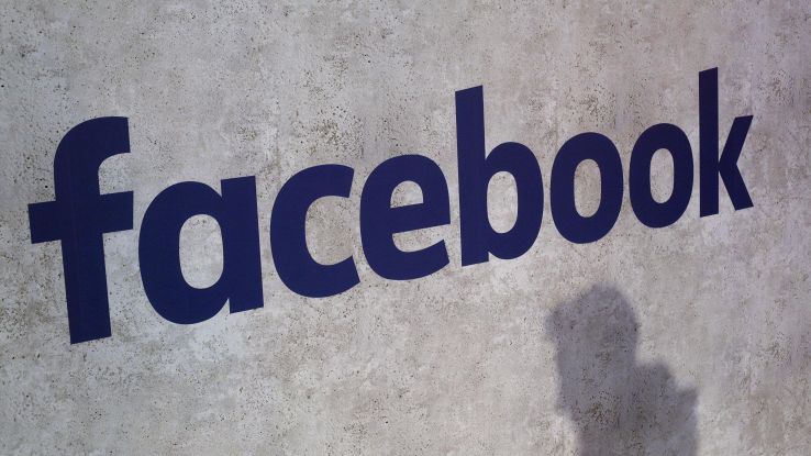 Dati Facebook anche a telefonia mobile