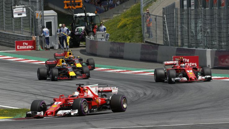Le Ferrari guidano un ternino di auto nel GP d'Austria di F1