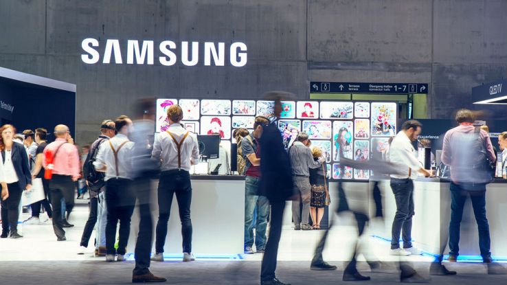 Una folla di persone davanti a uno store Samsung