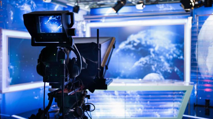 L'interno di uno studio televisivo inquadrato da una telecamera